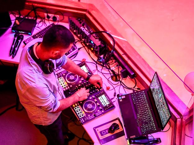 DJ-Setup unter pinkem Licht